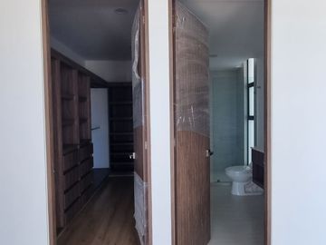 Renta de departamento con 3 recamaras y cuarto de servicio en Valle de Juriquilla