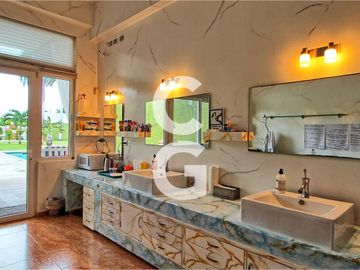 Casa en Venta en Cancun en Residencial Campestre con 6 Recamaras