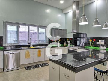 Casa en Venta en Cancun en Residencial Campestre con 6 Recamaras