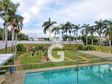 Casa en Venta en Cancun en Residencial Campestre con 6 Recamaras