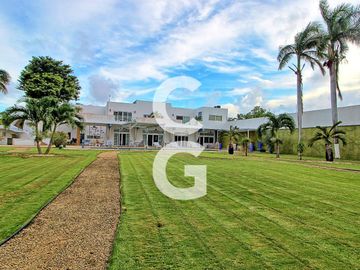 Casa en Venta en Cancun en Residencial Campestre con 6 Recamaras