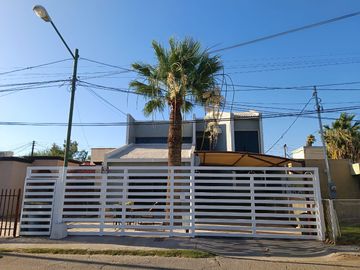VENTA DE CASA, COLONIA RESIDENCIAS, Mexicali, Baja California A 3 MINUTOS DE LA UABC.