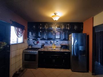 VENTA DE CASA, COLONIA RESIDENCIAS, Mexicali, Baja California A 3 MINUTOS DE LA UABC.