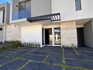 C111 Casa en venta 3 recámaras Fracc Rincón de la Montaña Altozano Morelia