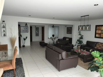 VENDO BELLA CASA EN BRISAS