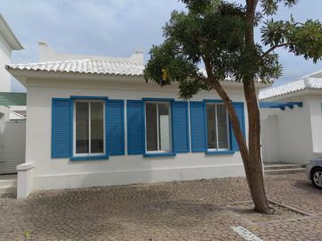 Casa de venta en la Urbanización Bahía Muyuyo, Villamil Playas, 2 plantas.