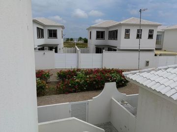 Casa de venta en la Urbanización Bahía Muyuyo, Villamil Playas, 2 plantas.