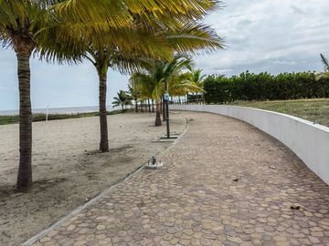 Casa de venta en la Urbanización Bahía Muyuyo, Villamil Playas, 2 plantas.