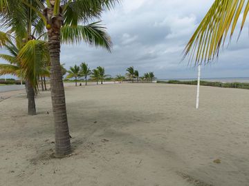 Casa de venta en la Urbanización Bahía Muyuyo, Villamil Playas, 2 plantas.