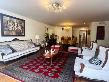 OPORTUNIDAD, BAJO DE PRECIO, AMPLIO Y ACOGEDOR DEPARTAMENTO EN 1re PISO, 3 DORM, 3 BAÑOS, 2 ESTACIONAMIENTOS, TERRAZAS,PANCHO FIERRO, CALLE CERRADA.