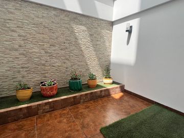 OPORTUNIDAD, BAJO DE PRECIO, AMPLIO Y ACOGEDOR DEPARTAMENTO EN 1re PISO, 3 DORM, 3 BAÑOS, 2 ESTACIONAMIENTOS, TERRAZAS,PANCHO FIERRO, CALLE CERRADA.