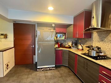 OPORTUNIDAD, BAJO DE PRECIO, AMPLIO Y ACOGEDOR DEPARTAMENTO EN 1re PISO, 3 DORM, 3 BAÑOS, 2 ESTACIONAMIENTOS, TERRAZAS,PANCHO FIERRO, CALLE CERRADA.