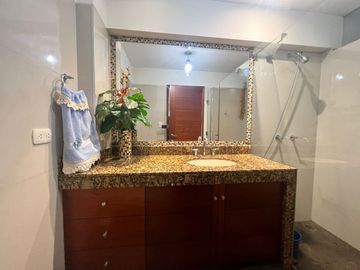 OPORTUNIDAD, BAJO DE PRECIO, AMPLIO Y ACOGEDOR DEPARTAMENTO EN 1re PISO, 3 DORM, 3 BAÑOS, 2 ESTACIONAMIENTOS, TERRAZAS,PANCHO FIERRO, CALLE CERRADA.