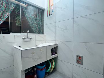 OPORTUNIDAD, BAJO DE PRECIO, AMPLIO Y ACOGEDOR DEPARTAMENTO EN 1re PISO, 3 DORM, 3 BAÑOS, 2 ESTACIONAMIENTOS, TERRAZAS,PANCHO FIERRO, CALLE CERRADA.