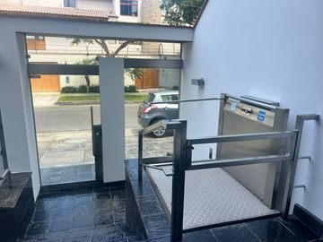 OPORTUNIDAD, BAJO DE PRECIO, AMPLIO Y ACOGEDOR DEPARTAMENTO EN 1re PISO, 3 DORM, 3 BAÑOS, 2 ESTACIONAMIENTOS, TERRAZAS,PANCHO FIERRO, CALLE CERRADA.