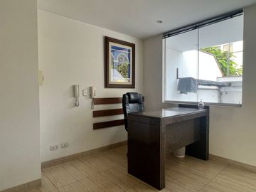 OPORTUNIDAD, BAJO DE PRECIO, AMPLIO Y ACOGEDOR DEPARTAMENTO EN 1re PISO, 3 DORM, 3 BAÑOS, 2 ESTACIONAMIENTOS, TERRAZAS,PANCHO FIERRO, CALLE CERRADA.
