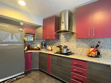 OPORTUNIDAD, BAJO DE PRECIO, AMPLIO Y ACOGEDOR DEPARTAMENTO EN 1re PISO, 3 DORM, 3 BAÑOS, 2 ESTACIONAMIENTOS, TERRAZAS,PANCHO FIERRO, CALLE CERRADA.