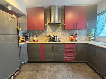 OPORTUNIDAD, BAJO DE PRECIO, AMPLIO Y ACOGEDOR DEPARTAMENTO EN 1re PISO, 3 DORM, 3 BAÑOS, 2 ESTACIONAMIENTOS, TERRAZAS,PANCHO FIERRO, CALLE CERRADA.