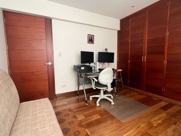 OPORTUNIDAD, BAJO DE PRECIO, AMPLIO Y ACOGEDOR DEPARTAMENTO EN 1re PISO, 3 DORM, 3 BAÑOS, 2 ESTACIONAMIENTOS, TERRAZAS,PANCHO FIERRO, CALLE CERRADA.
