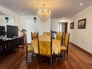 OPORTUNIDAD, BAJO DE PRECIO, AMPLIO Y ACOGEDOR DEPARTAMENTO EN 1re PISO, 3 DORM, 3 BAÑOS, 2 ESTACIONAMIENTOS, TERRAZAS,PANCHO FIERRO, CALLE CERRADA.