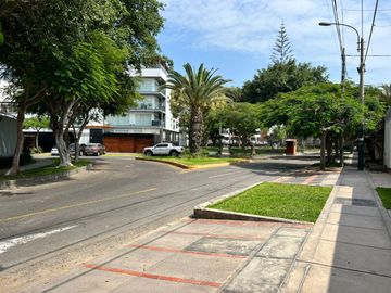 OPORTUNIDAD, BAJO DE PRECIO, AMPLIO Y ACOGEDOR DEPARTAMENTO EN 1re PISO, 3 DORM, 3 BAÑOS, 2 ESTACIONAMIENTOS, TERRAZAS,PANCHO FIERRO, CALLE CERRADA.