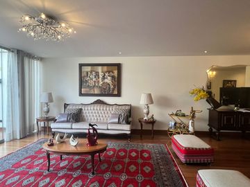 OPORTUNIDAD, BAJO DE PRECIO, AMPLIO Y ACOGEDOR DEPARTAMENTO EN 1re PISO, 3 DORM, 3 BAÑOS, 2 ESTACIONAMIENTOS, TERRAZAS,PANCHO FIERRO, CALLE CERRADA.