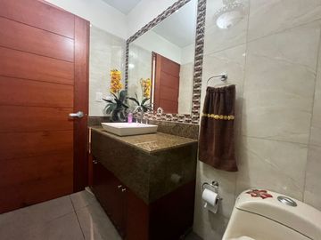 OPORTUNIDAD, BAJO DE PRECIO, AMPLIO Y ACOGEDOR DEPARTAMENTO EN 1re PISO, 3 DORM, 3 BAÑOS, 2 ESTACIONAMIENTOS, TERRAZAS,PANCHO FIERRO, CALLE CERRADA.