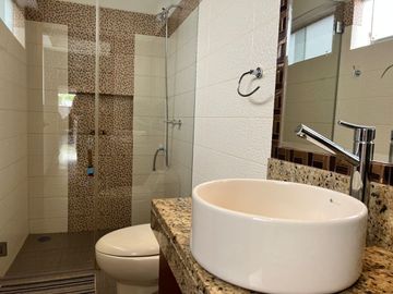 OPORTUNIDAD, BAJO DE PRECIO, AMPLIO Y ACOGEDOR DEPARTAMENTO EN 1re PISO, 3 DORM, 3 BAÑOS, 2 ESTACIONAMIENTOS, TERRAZAS,PANCHO FIERRO, CALLE CERRADA.