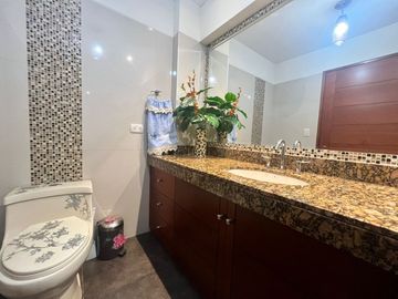 OPORTUNIDAD, BAJO DE PRECIO, AMPLIO Y ACOGEDOR DEPARTAMENTO EN 1re PISO, 3 DORM, 3 BAÑOS, 2 ESTACIONAMIENTOS, TERRAZAS,PANCHO FIERRO, CALLE CERRADA.