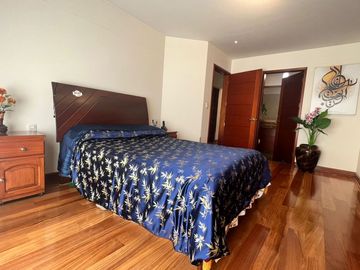 OPORTUNIDAD, BAJO DE PRECIO, AMPLIO Y ACOGEDOR DEPARTAMENTO EN 1re PISO, 3 DORM, 3 BAÑOS, 2 ESTACIONAMIENTOS, TERRAZAS,PANCHO FIERRO, CALLE CERRADA.