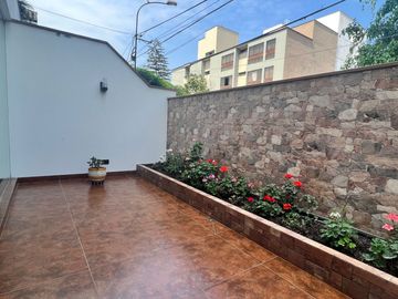 OPORTUNIDAD, BAJO DE PRECIO, AMPLIO Y ACOGEDOR DEPARTAMENTO EN 1re PISO, 3 DORM, 3 BAÑOS, 2 ESTACIONAMIENTOS, TERRAZAS,PANCHO FIERRO, CALLE CERRADA.