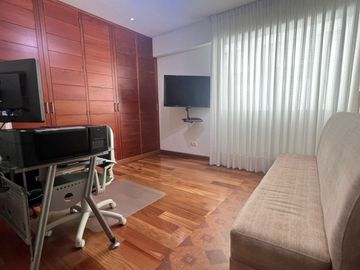 OPORTUNIDAD, BAJO DE PRECIO, AMPLIO Y ACOGEDOR DEPARTAMENTO EN 1re PISO, 3 DORM, 3 BAÑOS, 2 ESTACIONAMIENTOS, TERRAZAS,PANCHO FIERRO, CALLE CERRADA.