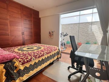 OPORTUNIDAD, BAJO DE PRECIO, AMPLIO Y ACOGEDOR DEPARTAMENTO EN 1re PISO, 3 DORM, 3 BAÑOS, 2 ESTACIONAMIENTOS, TERRAZAS,PANCHO FIERRO, CALLE CERRADA.