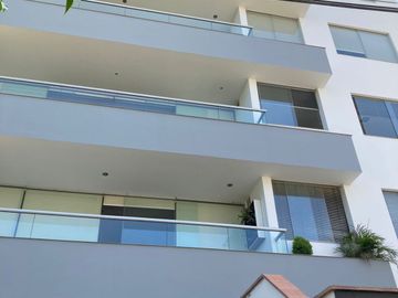OPORTUNIDAD, BAJO DE PRECIO, AMPLIO Y ACOGEDOR DEPARTAMENTO EN 1re PISO, 3 DORM, 3 BAÑOS, 2 ESTACIONAMIENTOS, TERRAZAS,PANCHO FIERRO, CALLE CERRADA.