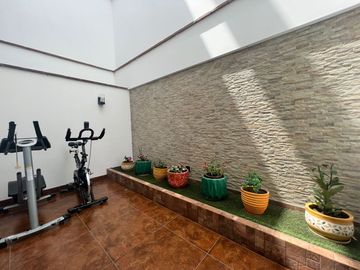 OPORTUNIDAD, BAJO DE PRECIO, AMPLIO Y ACOGEDOR DEPARTAMENTO EN 1re PISO, 3 DORM, 3 BAÑOS, 2 ESTACIONAMIENTOS, TERRAZAS,PANCHO FIERRO, CALLE CERRADA.