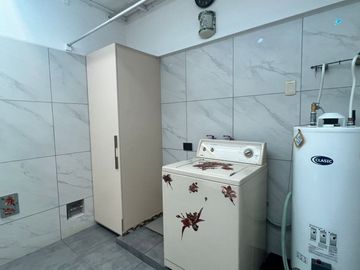 OPORTUNIDAD, BAJO DE PRECIO, AMPLIO Y ACOGEDOR DEPARTAMENTO EN 1re PISO, 3 DORM, 3 BAÑOS, 2 ESTACIONAMIENTOS, TERRAZAS,PANCHO FIERRO, CALLE CERRADA.