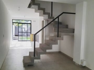 DUPLEX A ESTERENAR- · 3 ambientes, 2 baños. Muy buena ubicación-