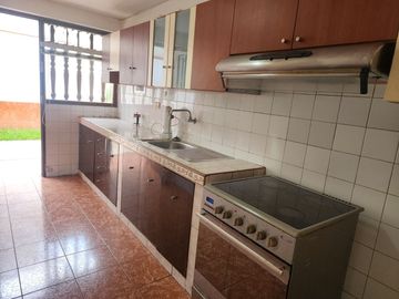 Vendo Casa en Magdalena  a 03 Cdras. de Av. La Marina