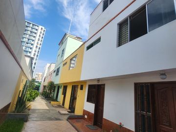 Vendo Casa en Magdalena  a 03 Cdras. de Av. La Marina