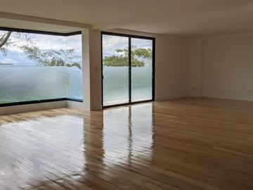 Casa con Piscina de Venta en Nayon Exclusiva Urbanizacion