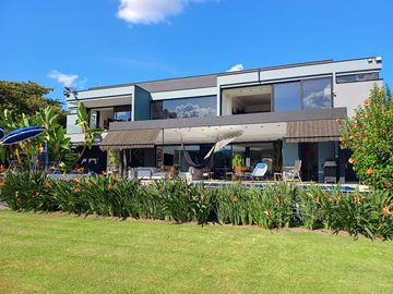 Gorgeous Home with Pool, Steam Room + Extras, Heart of llanogrande/Tablazo