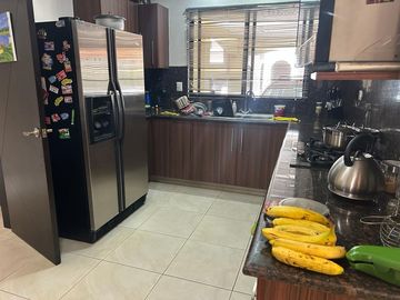 VENTA DE HERMOSA Y AMPLIA VILLA EN VIA A SAMBORONDON PRIMEROS KILOMETROS