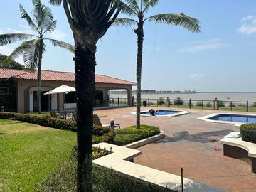 VENTA DE HERMOSA Y AMPLIA VILLA EN VIA A SAMBORONDON PRIMEROS KILOMETROS