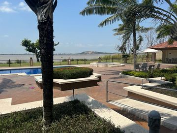 VENTA DE HERMOSA Y AMPLIA VILLA EN VIA A SAMBORONDON PRIMEROS KILOMETROS
