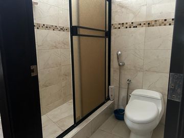 VENTA DE HERMOSA Y AMPLIA VILLA EN VIA A SAMBORONDON PRIMEROS KILOMETROS