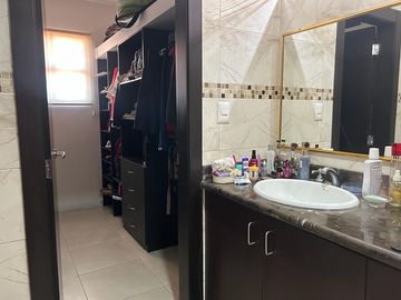 VENTA DE HERMOSA Y AMPLIA VILLA EN VIA A SAMBORONDON PRIMEROS KILOMETROS