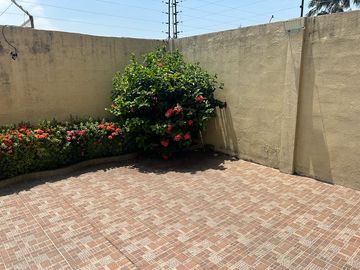 VENTA DE HERMOSA Y AMPLIA VILLA EN VIA A SAMBORONDON PRIMEROS KILOMETROS