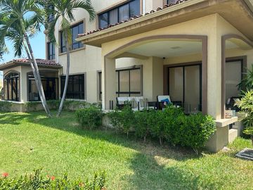 VENTA DE HERMOSA Y AMPLIA VILLA EN VIA A SAMBORONDON PRIMEROS KILOMETROS