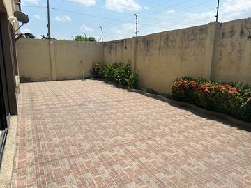 VENTA DE HERMOSA Y AMPLIA VILLA EN VIA A SAMBORONDON PRIMEROS KILOMETROS