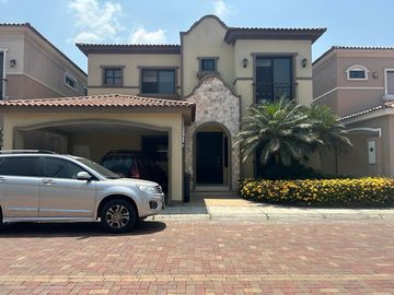 VENTA DE HERMOSA Y AMPLIA VILLA EN VIA A SAMBORONDON PRIMEROS KILOMETROS